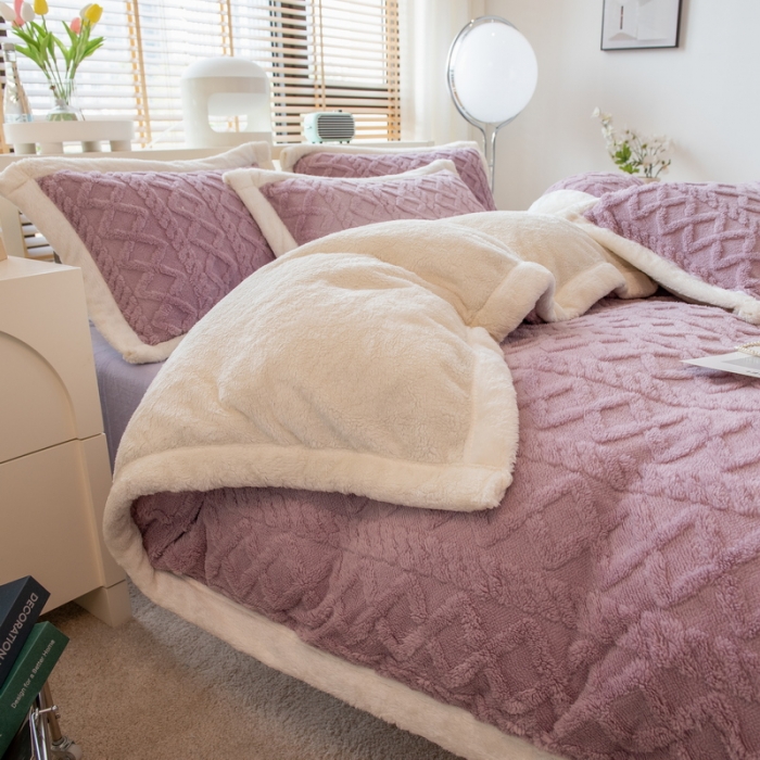 91家纺网 家纺一手货源 找家纺 丝羽坊 直播爆款220克塔芙绒提花四件套剪花雕花牛奶绒莫奈紫