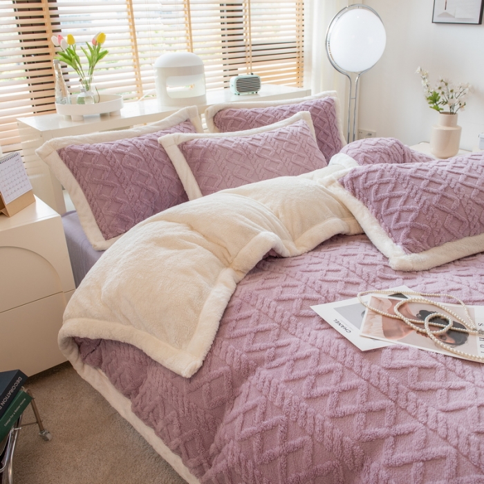 91家纺网 家纺一手货源 找家纺 丝羽坊 直播爆款220克塔芙绒提花四件套剪花雕花牛奶绒莫奈紫