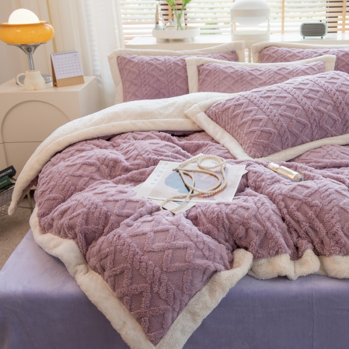 91家纺网 家纺一手货源 找家纺 丝羽坊 直播爆款220克塔芙绒提花四件套剪花雕花牛奶绒莫奈紫