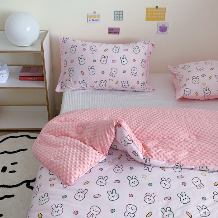 91家纺网 家纺一手货源 找家纺 星期八 2022新款针织棉豆豆被被子被芯 粉兔