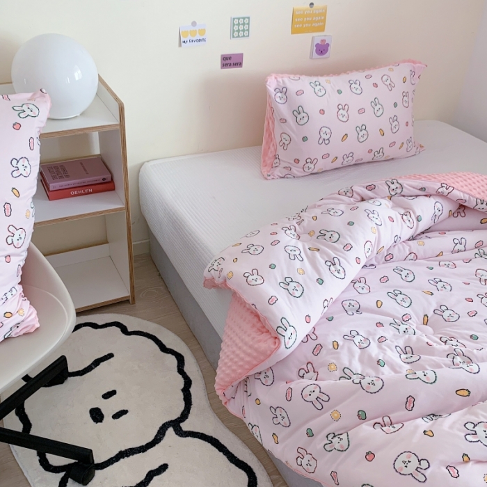 91家纺网 家纺一手货源 找家纺 星期八 2022新款针织棉豆豆被被子被芯 粉兔