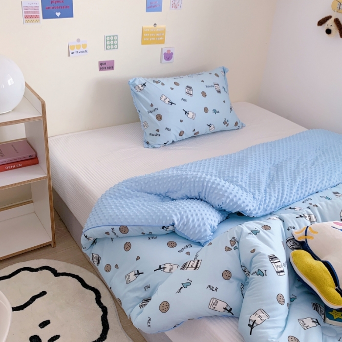 91家纺网 家纺一手货源 找家纺 星期八 2022新款针织棉豆豆被被子被芯 蓝饼干