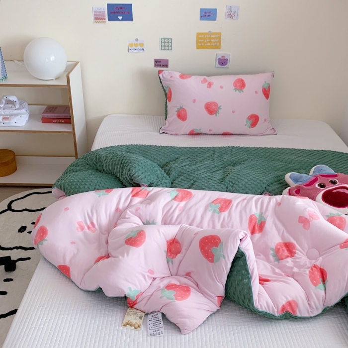 91家纺网 家纺一手货源 找家纺 星期八 2022新款针织棉豆豆被被子被芯 小草莓
