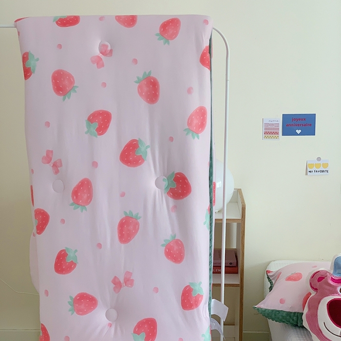 91家纺网 家纺一手货源 找家纺 星期八 2022新款针织棉豆豆被被子被芯 小草莓