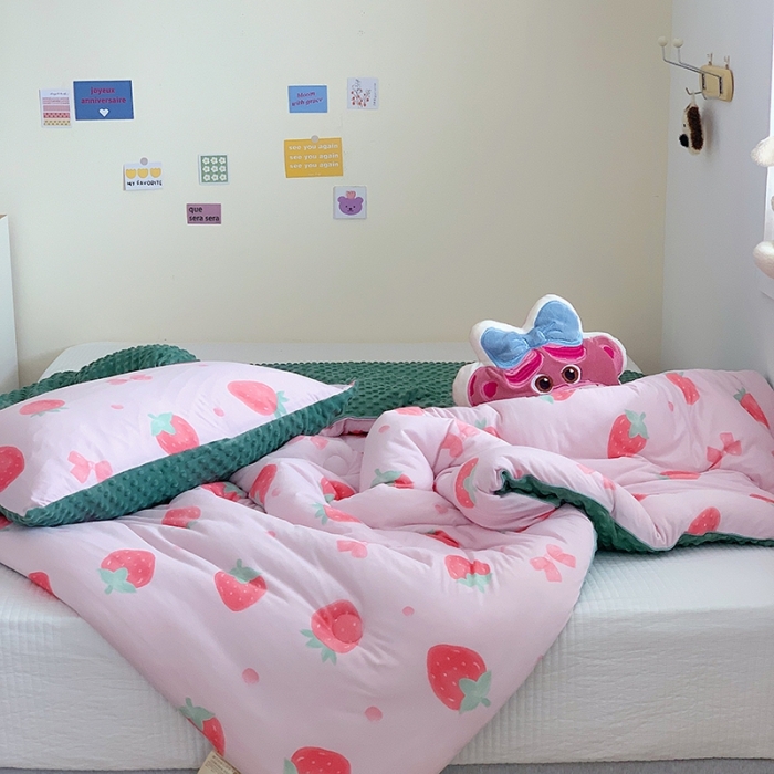 91家纺网 家纺一手货源 找家纺 星期八 2022新款针织棉豆豆被被子被芯 小草莓