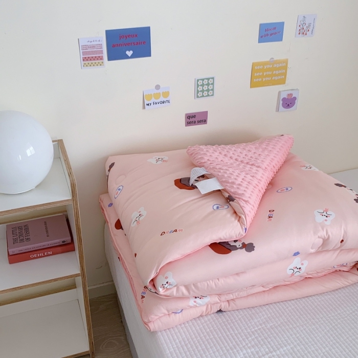 91家纺网 家纺一手货源 找家纺 星期八 2022新款针织棉豆豆被被子被芯 小女孩