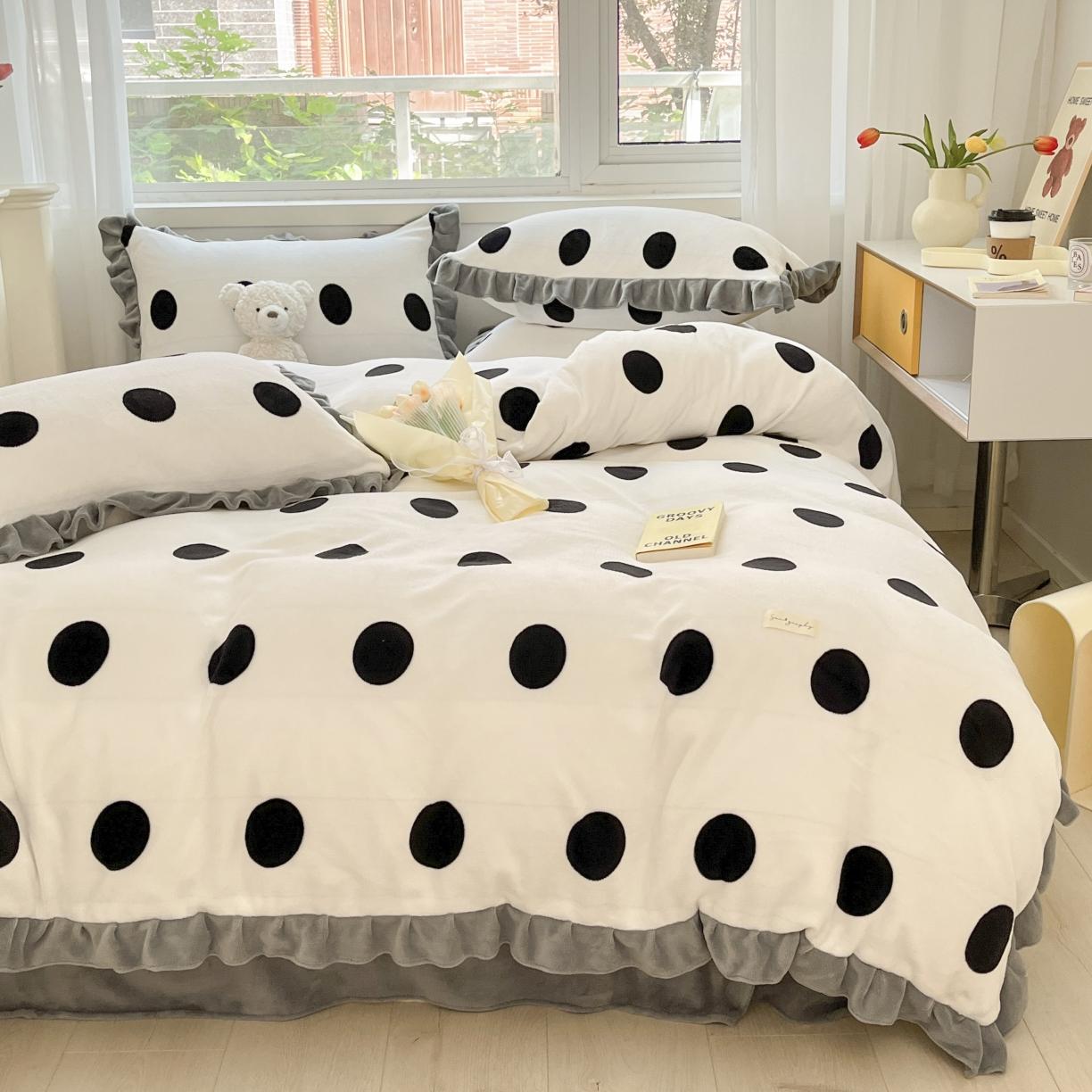 91家纺网 家纺一手货源 找家纺 安哆啦 2022新款加厚牛奶绒花边小贴标四件套 花边-黑白波点