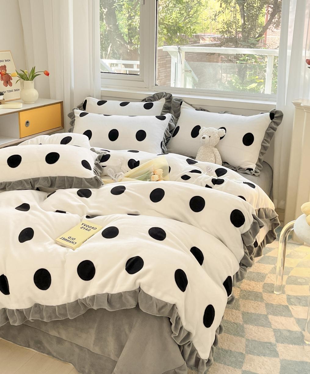 91家纺网 家纺一手货源 找家纺 安哆啦 2022新款加厚牛奶绒花边小贴标四件套 花边-黑白波点