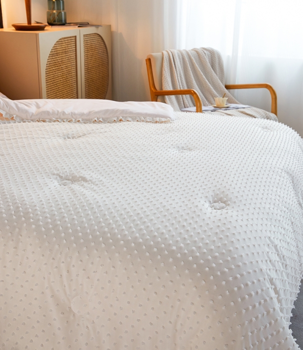 91家纺网 家纺一手货源 找家纺 丽卡家纺2023新款法丽娜雕花春秋被被子被芯 奶油白