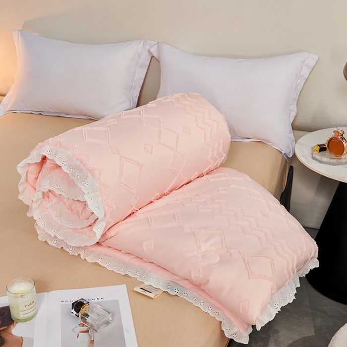 91家纺网 家纺一手货源 找家纺 丽卡家纺2023新款米兰雕花春秋被被子被芯系列 粉玉