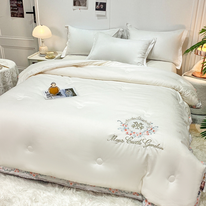 91家纺网 家纺一手货源 找家纺 丽卡家纺2023新款梦露刺绣款春秋被被子被芯系列 白色