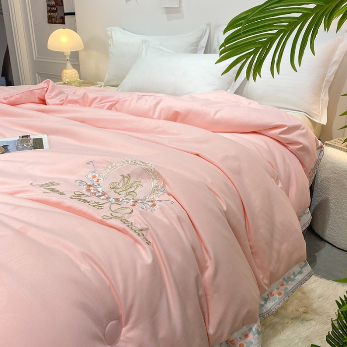 91家纺网 家纺一手货源 找家纺 丽卡家纺2023新款梦露刺绣款春秋被被子被芯系列 粉色