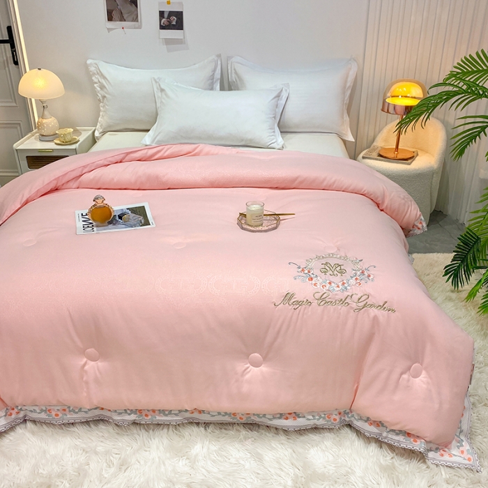 91家纺网 家纺一手货源 找家纺 丽卡家纺2023新款梦露刺绣款春秋被被子被芯系列 粉色
