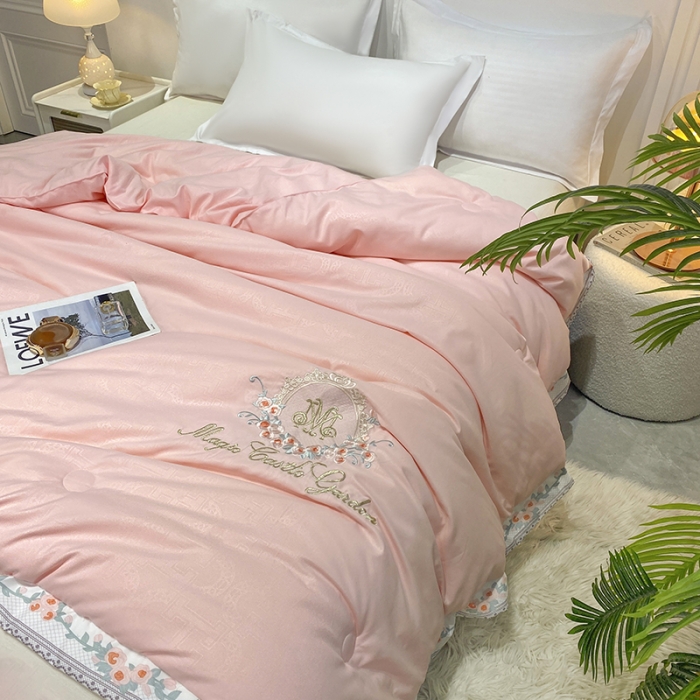 91家纺网 家纺一手货源 找家纺 丽卡家纺2023新款梦露刺绣款春秋被被子被芯系列 粉色