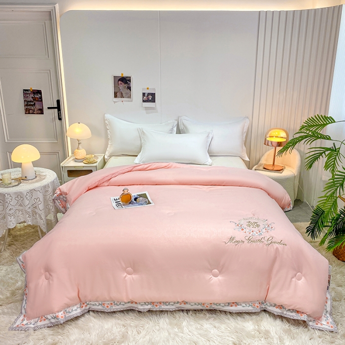 91家纺网 家纺一手货源 找家纺 丽卡家纺2023新款梦露刺绣款春秋被被子被芯系列 粉色