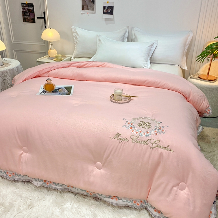 91家纺网 家纺一手货源 找家纺 丽卡家纺2023新款梦露刺绣款春秋被被子被芯系列 粉色