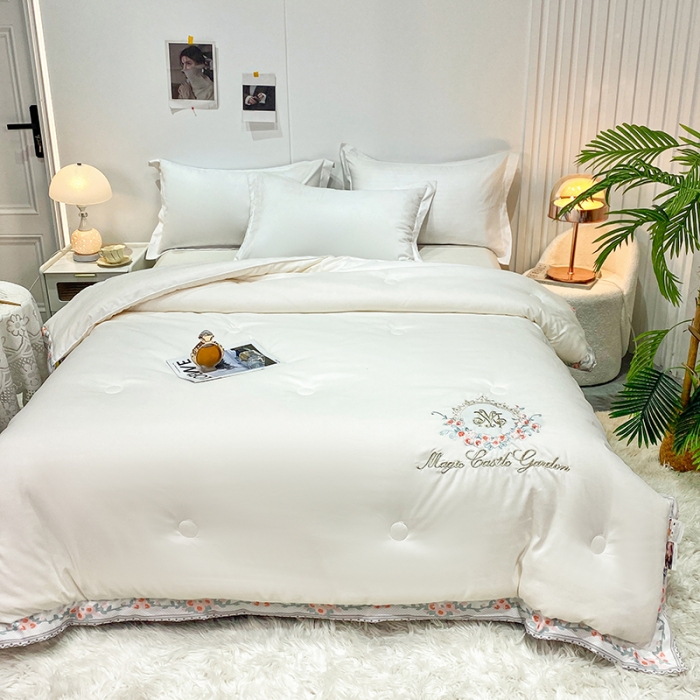 91家纺网 家纺一手货源 找家纺 丽卡家纺2023新款梦露刺绣款春秋被被子被芯系列 奶油白