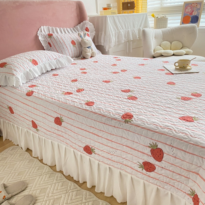 91家纺网 家纺一手货源 找家纺 美莱 2022新款亲肤磨毛床盖床裙夹棉单件三件套直播四件套 文艺草莓