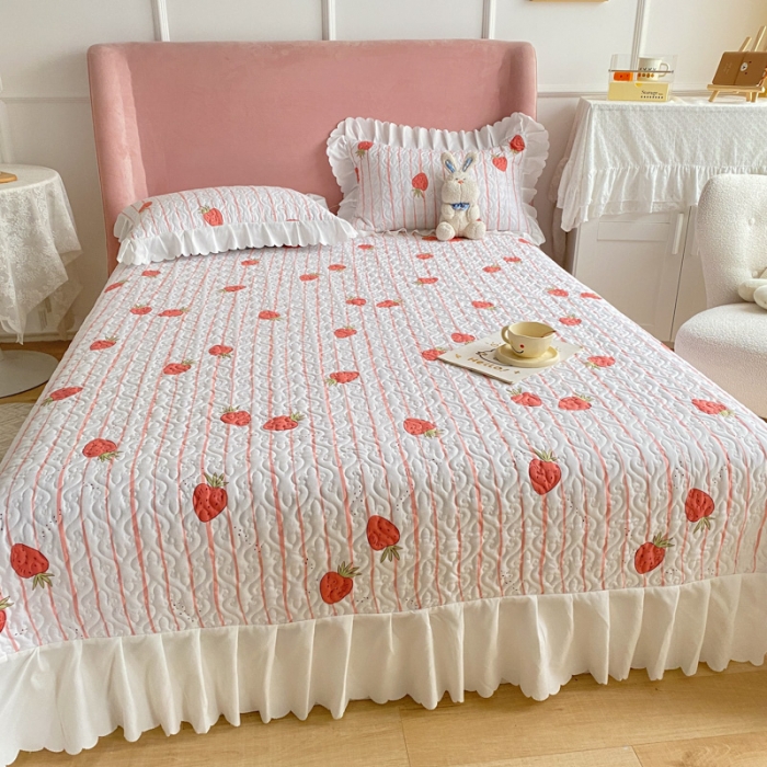 91家纺网 家纺一手货源 找家纺 美莱 2022新款亲肤磨毛床盖床裙夹棉单件三件套直播四件套 文艺草莓