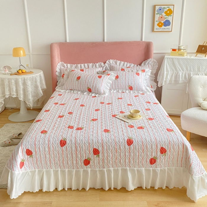 91家纺网 家纺一手货源 找家纺 美莱 2022新款亲肤磨毛床盖床裙夹棉单件三件套直播四件套 文艺草莓