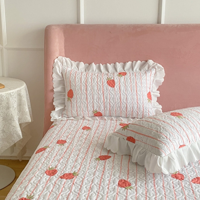 91家纺网 家纺一手货源 找家纺 美莱 2022新款亲肤磨毛床盖床裙夹棉单件三件套直播四件套 文艺草莓