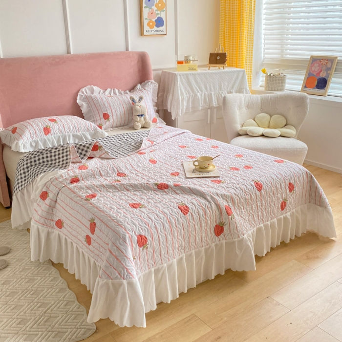 91家纺网 家纺一手货源 找家纺 美莱 2022新款亲肤磨毛床盖床裙夹棉单件三件套直播四件套 文艺草莓