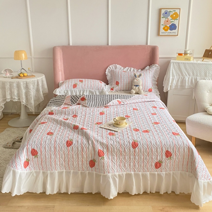 91家纺网 家纺一手货源 找家纺 美莱 2022新款亲肤磨毛床盖床裙夹棉单件三件套直播四件套 文艺草莓