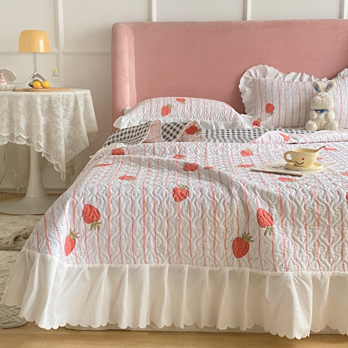 91家纺网 家纺一手货源 找家纺 美莱 2022新款亲肤磨毛床盖床裙夹棉单件三件套直播四件套 文艺草莓