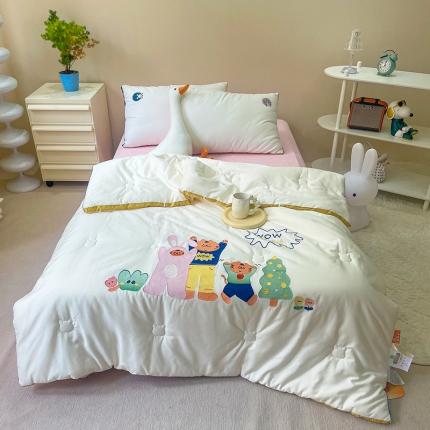 91家纺网 家纺一手货源 找家纺 桂雅居 2022新款80支天雪棉A类儿童绣花大豆被 暖呼呼白