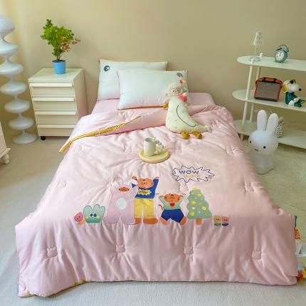 91家纺网 家纺一手货源 找家纺 桂雅居 2022新款80支天雪棉A类儿童绣花大豆被 暖呼呼浅粉