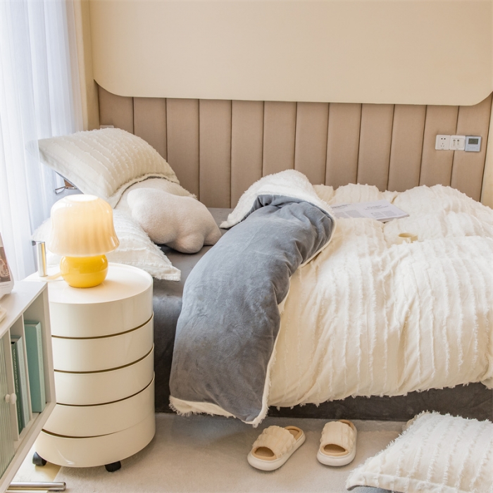 91家纺网 家纺一手货源 找家纺 骏腾 2022直播爆款纯色流苏牛奶绒四件套法莱宝宝绒 朵拉-奶白灰