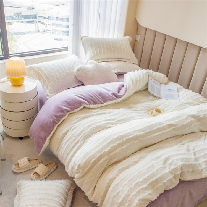 91家纺网 家纺一手货源 找家纺 骏腾 2022直播爆款纯色流苏牛奶绒四件套法莱宝宝绒 朵拉-奶白芋紫