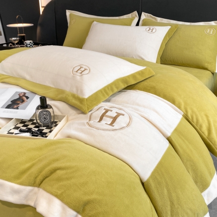 91家纺网 家纺一手货源 找家纺 奥汀洛2024工艺款230全消牛奶绒刺绣四件套-H