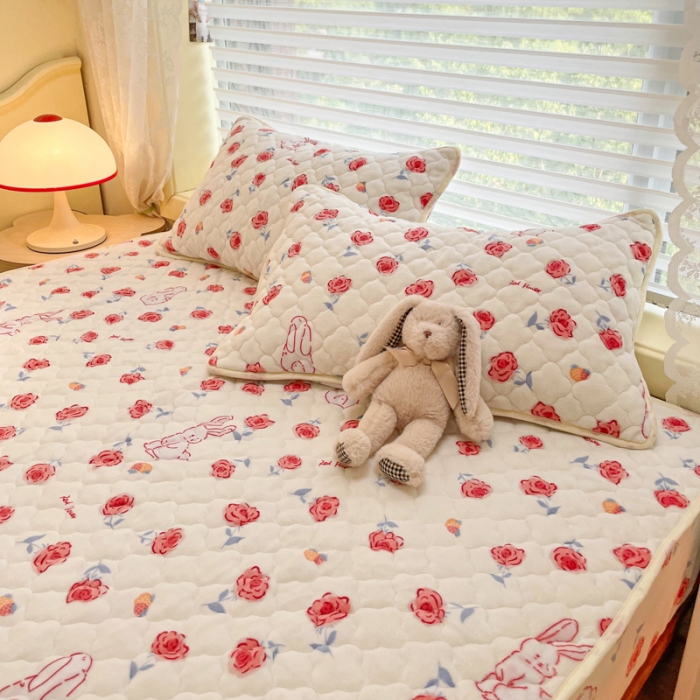 91家纺网 家纺一手货源 找家纺 沐慕 2022牛奶绒夹棉床笠 玫瑰小兔