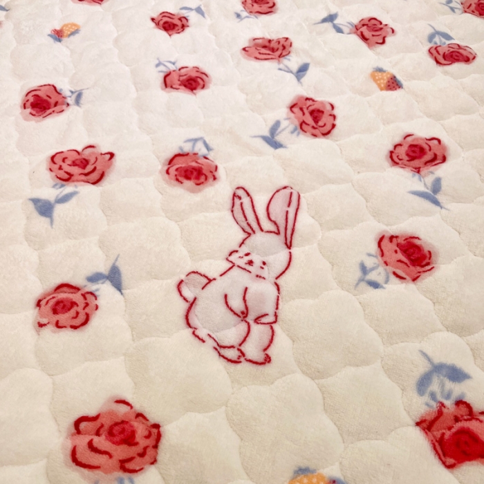 91家纺网 家纺一手货源 找家纺 沐慕 2022牛奶绒夹棉床笠 玫瑰小兔