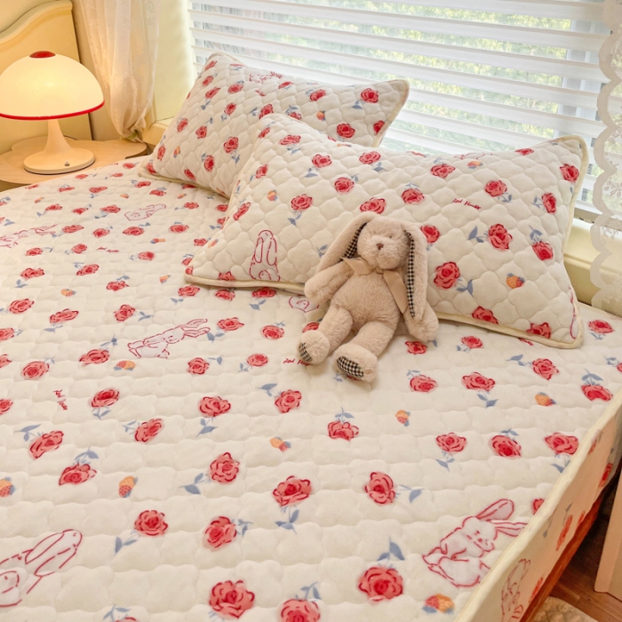 91家纺网 家纺一手货源 找家纺 沐慕 2022牛奶绒夹棉床笠 玫瑰小兔