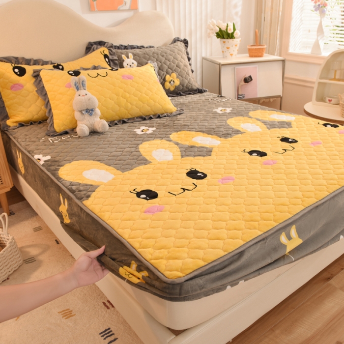 91家纺网 家纺一手货源 找家纺 美达新款牛奶绒印花床笠款四件套（床笠高度30cm） 小黄兔