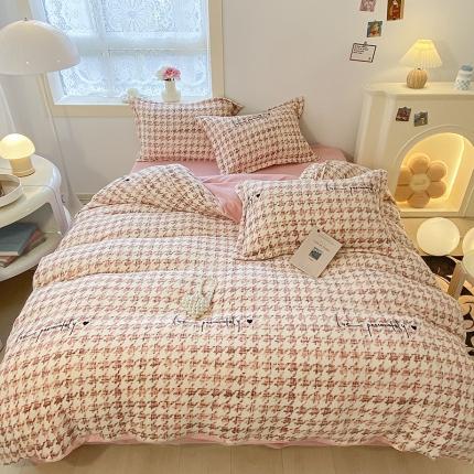 91家纺网 家纺一手货源 找家纺 沐慕  2022新款牛奶绒四件套 千鸟格粉