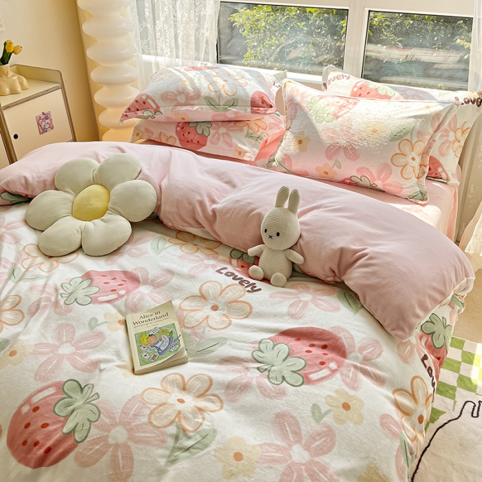 91家纺网 家纺一手货源 找家纺 2022新款爆款慕尚高克重田园风印花牛奶绒四件套 大草莓