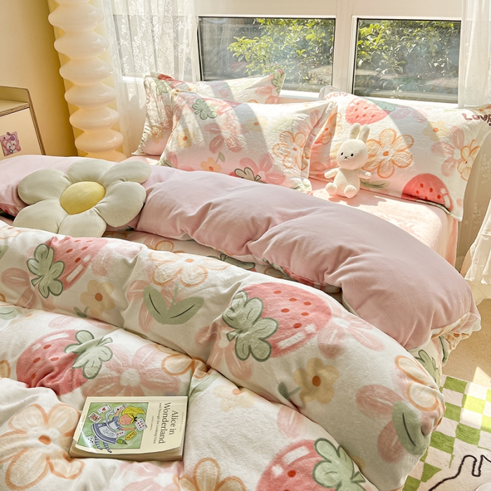 91家纺网 家纺一手货源 找家纺 2022新款爆款慕尚高克重田园风印花牛奶绒四件套 大草莓