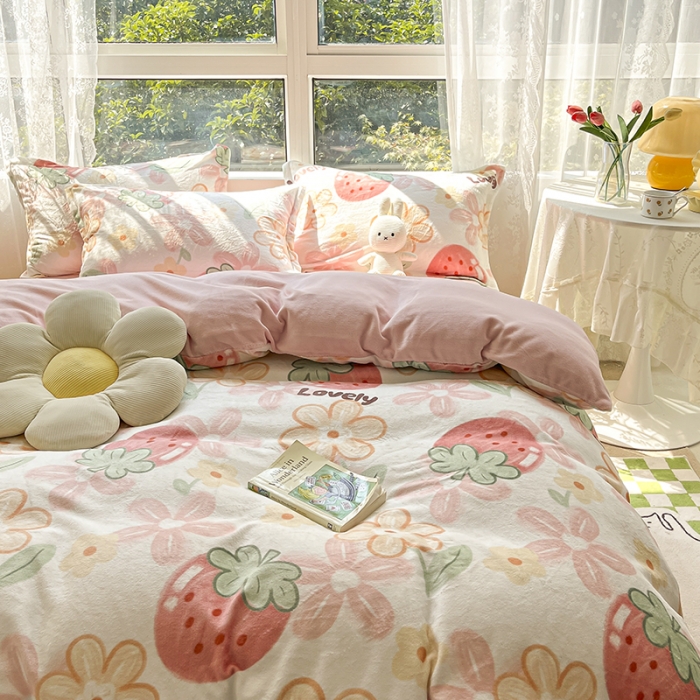 91家纺网 家纺一手货源 找家纺 2022新款爆款慕尚高克重田园风印花牛奶绒四件套 大草莓