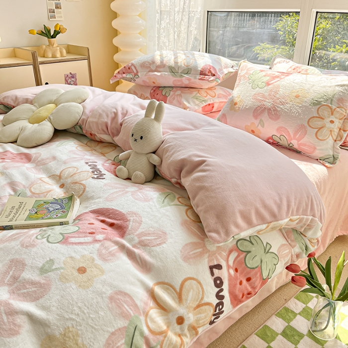 91家纺网 家纺一手货源 找家纺 2022新款爆款慕尚高克重田园风印花牛奶绒四件套 大草莓