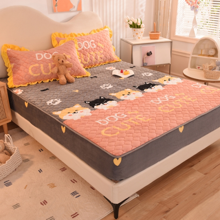 91家纺网 家纺一手货源 找家纺 2025美达秋冬爆款牛奶绒印花床笠三件套单床笠 柯基