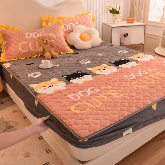 91家纺网 家纺一手货源 找家纺 2025美达秋冬爆款牛奶绒印花床笠三件套单床笠 柯基