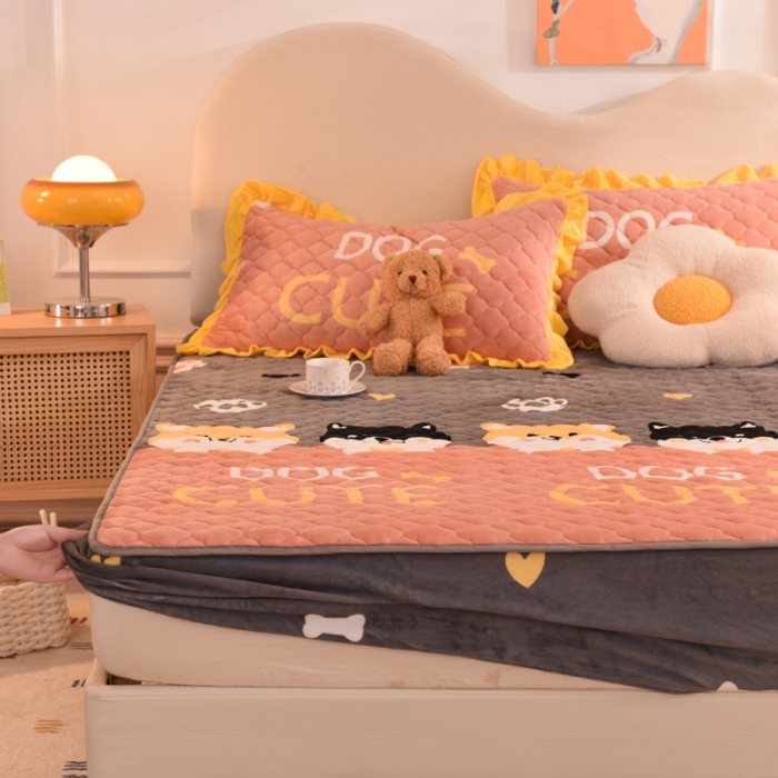 91家纺网 家纺一手货源 找家纺 2025美达秋冬爆款牛奶绒印花床笠三件套单床笠 柯基