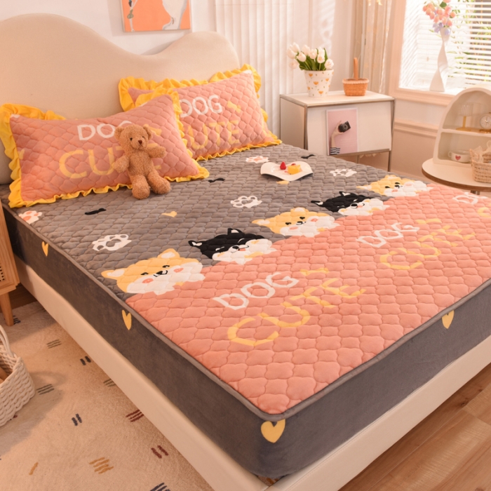 91家纺网 家纺一手货源 找家纺 2025美达秋冬爆款牛奶绒印花床笠三件套单床笠 柯基