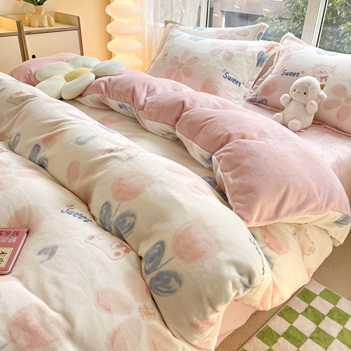 91家纺网 家纺一手货源 找家纺 2022新款爆款慕尚高克重田园风印花牛奶绒四件套 小花熊