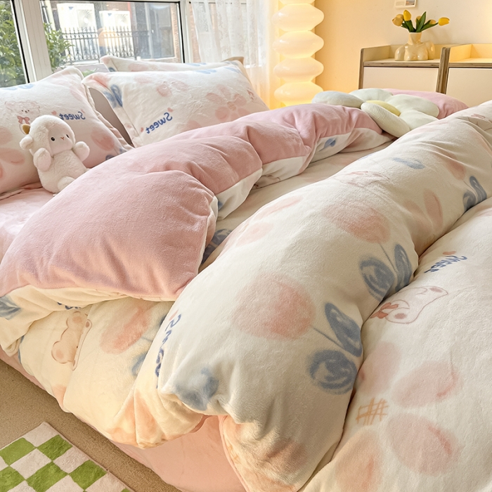 91家纺网 家纺一手货源 找家纺 2022新款爆款慕尚高克重田园风印花牛奶绒四件套 小花熊