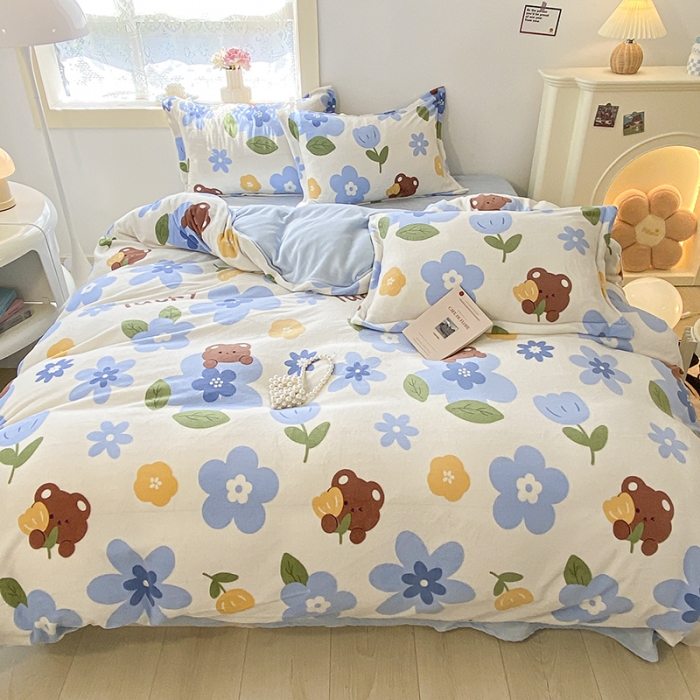 91家纺网 家纺一手货源 找家纺 沐慕  2022新款牛奶绒四件套 蓝花小熊