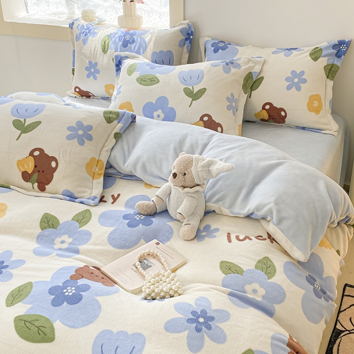 91家纺网 家纺一手货源 找家纺 沐慕  2022新款牛奶绒四件套 蓝花小熊